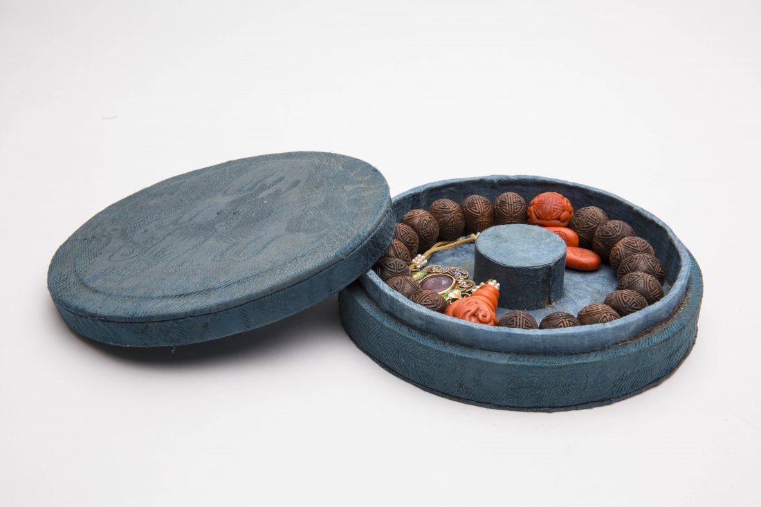 A POSSIBLY EAGLEWOOD PRAYER BEADS WITH BOX (1 of 4)