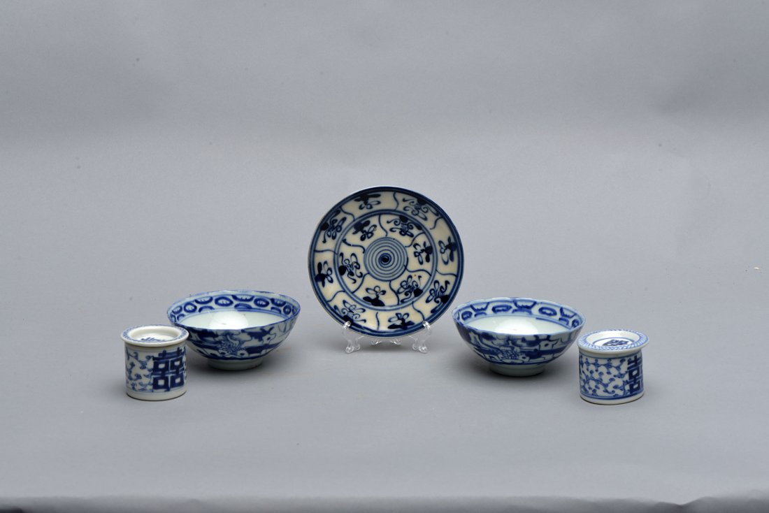 FIVE CHINESE BLUE AND WHITE PORCELAIN PIECES (1 of 10)