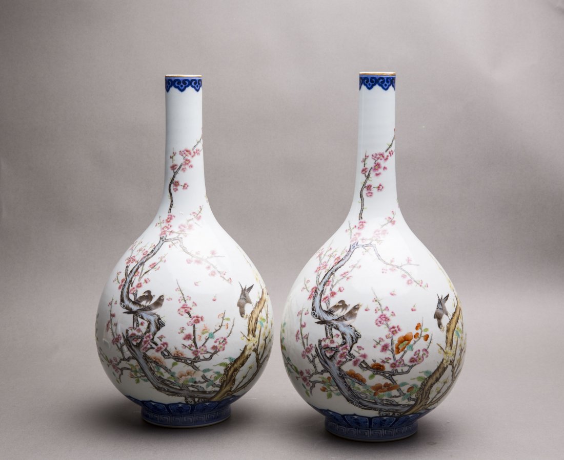 A PAIR OF FAMILLE-ROSE VASES (1 of 7)