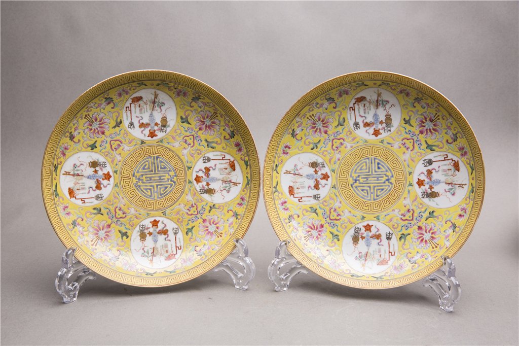 A PAIR OF YELLOW-GROUND FAMILLE-ROSE MEDALLION DISHES (1 of 5)