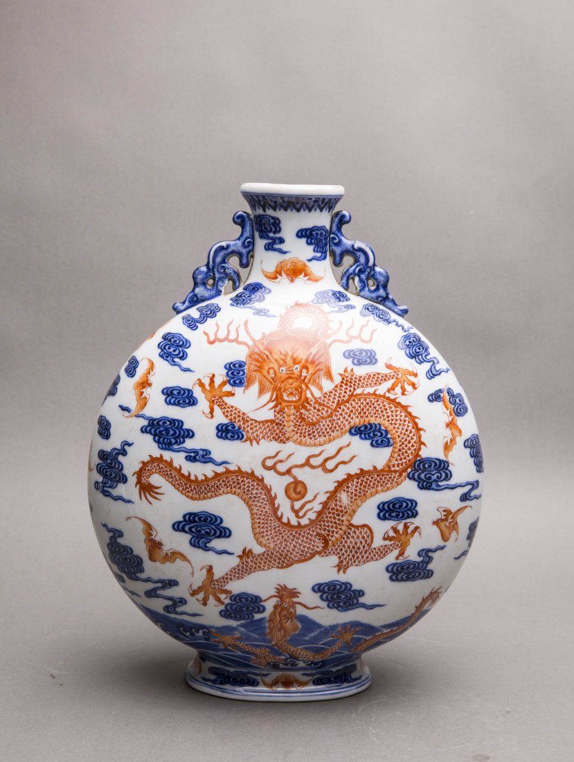 AN IRON RED DECORATED BLUE AND WHITE MOONFLASK (1 of 5)