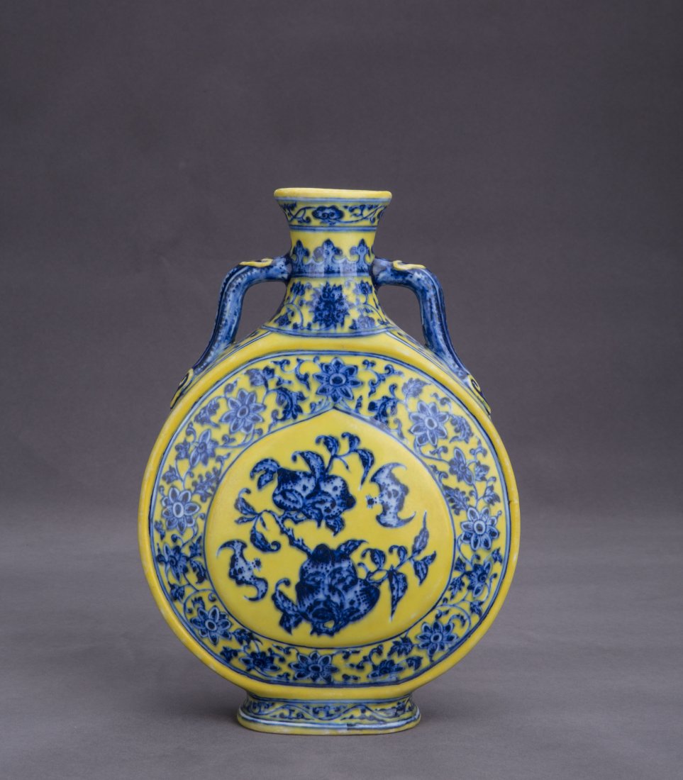 A YELLOW-GROUND MOON FLASK (1 of 5)