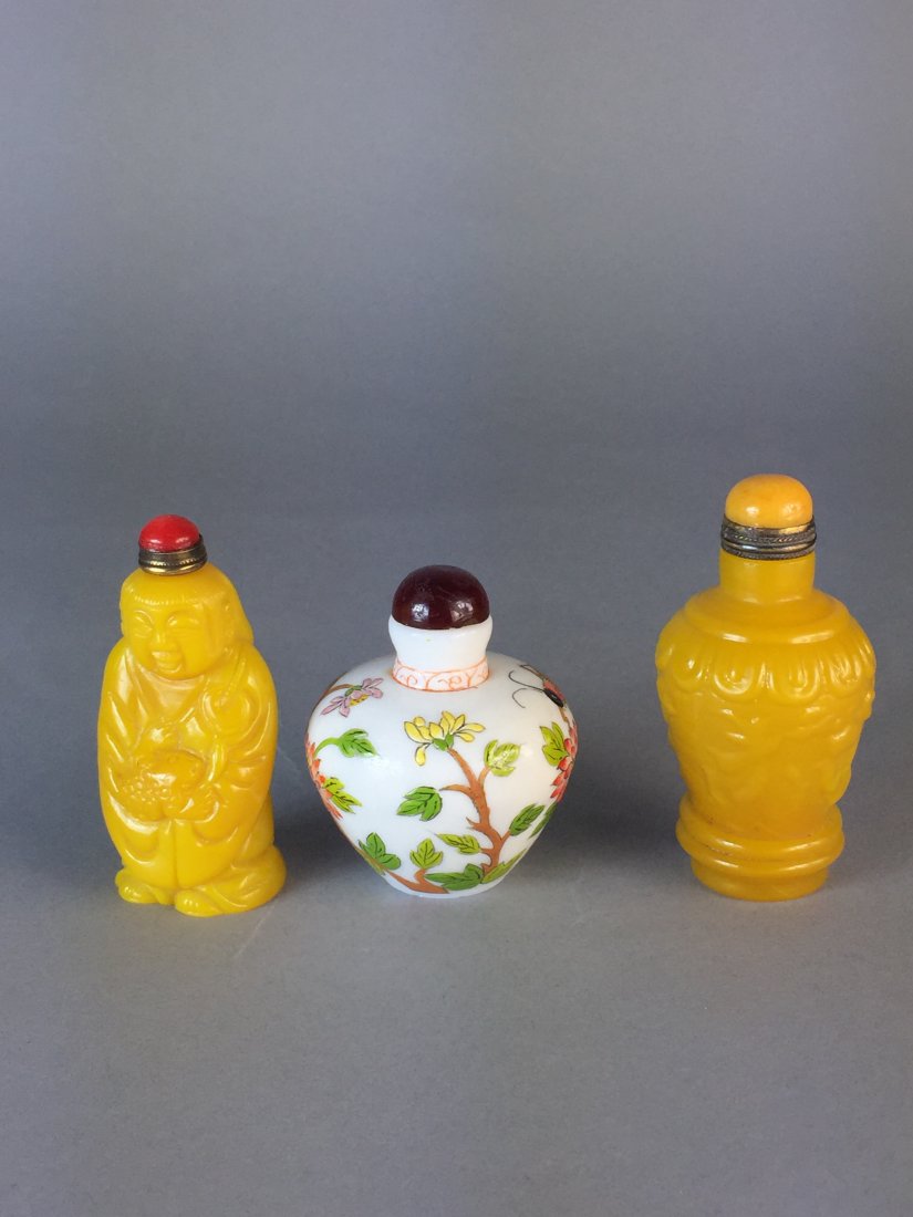 THREE PEKING GLASS SNUFF BOTTLES (1 of 5)