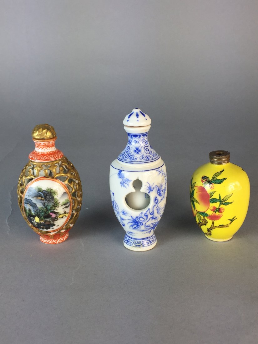THREE PORCELAIN SNUFF BOTTLES (1 of 4)