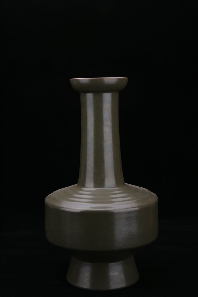 A TEA-DUST GLAZED VASE (1 of 4)
