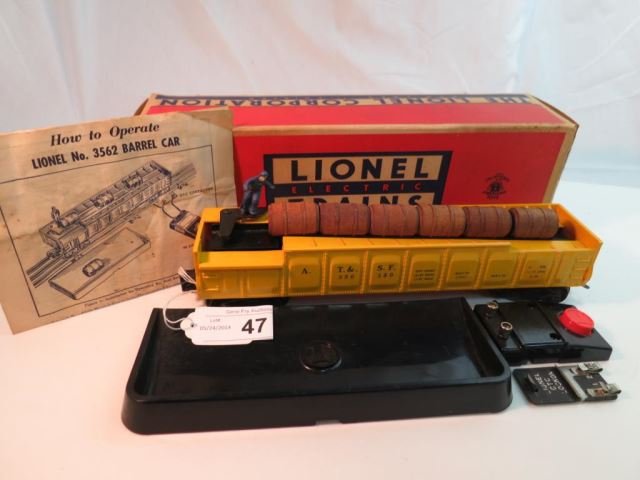 Lionel Postwar No. 3562 Operating Barrel Car with: original box, 6 barrels and man.