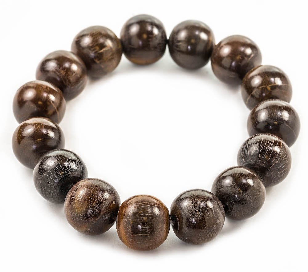 AN ANTIQUE RHINO HORN BEAD NECKLACE