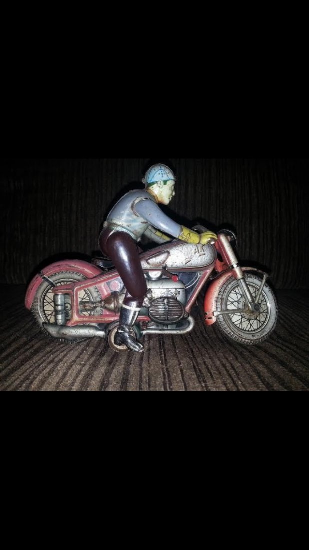 vintage Arnold motorcycle made in Germany: vintage ;Arnold motorcycle made in Germany it doesnt have the original key good condition early model red version rare clothing is gray shirt and brown pants the most common have brown shirt and gray 