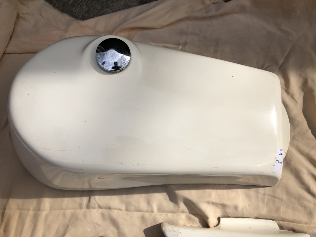 Honda 750? Vintage White Motorcycle Gas Tank, Plastics, and Fender: Vintage White Motorcycle Gas Tank, Plastics, and Fender.