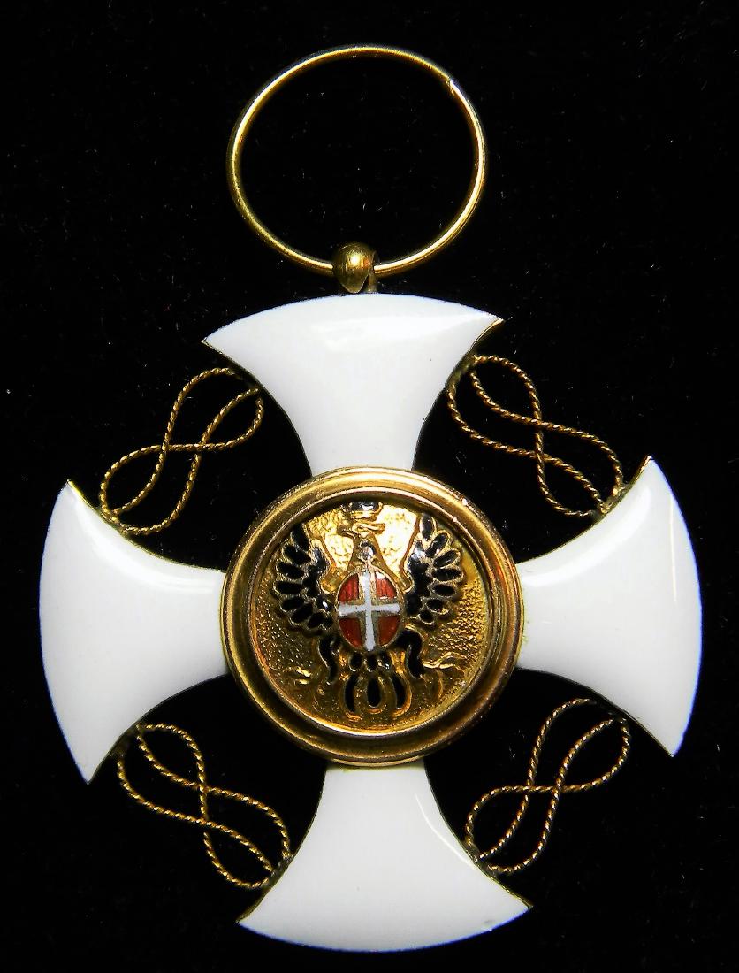 Very Scarce Order of the Crown of Italy, Knights Medal: Very Scarce Order of the Crown of Italy, Knights Medal: Gilt-edged white enamel cross pÃ¢tÃ© alisÃ©e with gilt knots between the arms, on laterally-pierced ball suspension; the face with a circu