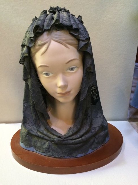 Lladro Bust with Black Veil (1 of 10)