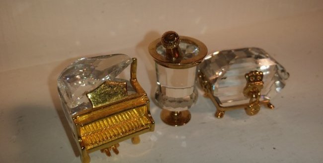 3 SWAROVSKI CRYSTAL MEMORIES RETIRED: Swarovski crystal piano, ice bucket with champagne, and a treasure chest. All 3 items are Swarovski crystal memories retired. the piano 1"x1"x1". the champagne is 1 1/2"x3/4". the treasure chest is 1 