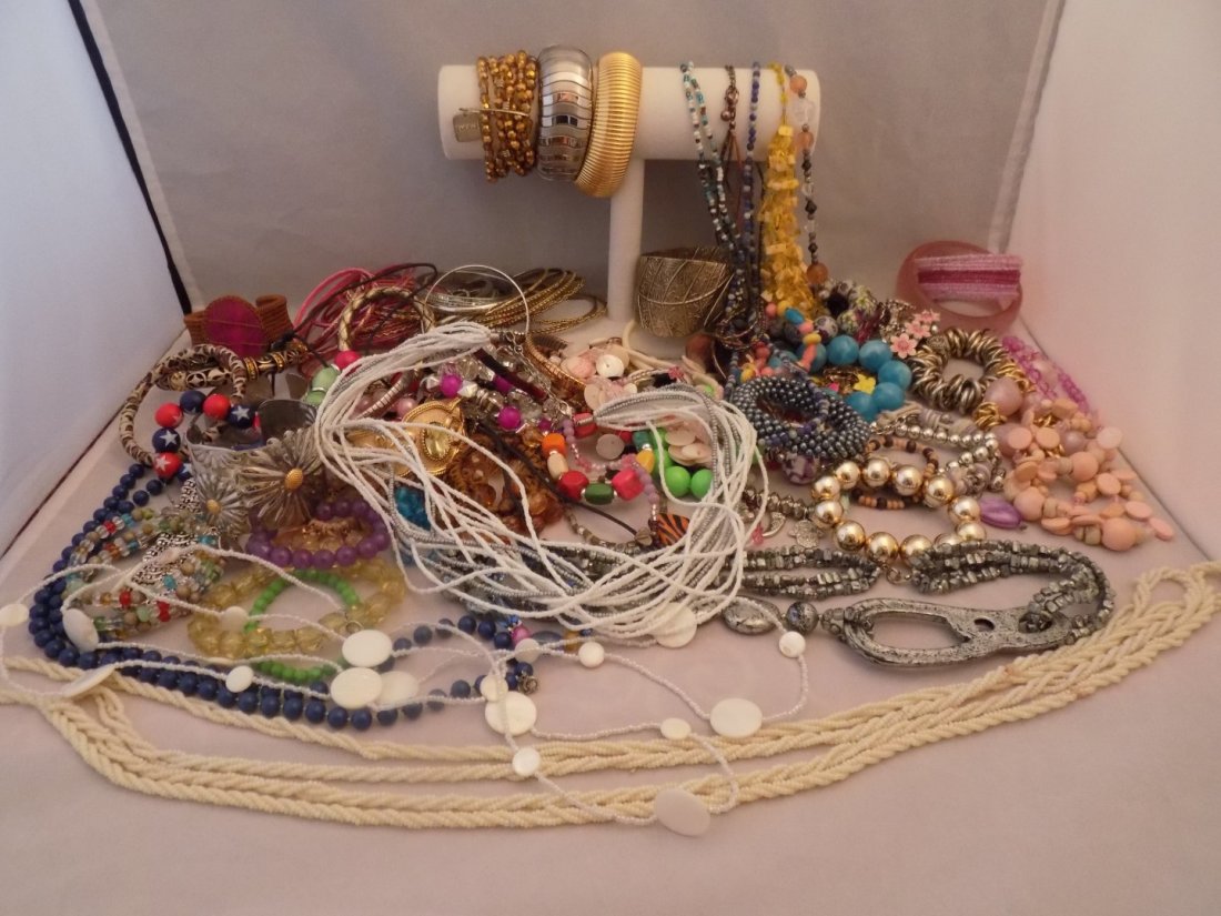 VINTAGE LOT OF MIXED COSTUME JEWLERY SOME SIGNED: This is a lot of Vintage mixed costume jewelry. There are some signed pieces. It has a mixture of Bracelets, Necklaces. Mainly beaded jewelry. TOTAL WEIGHT: 6 Lbs. of Jewelry.