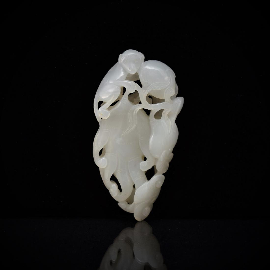 CARVED WHITE JADE OF MONKEY ON BUDDHA PALM CITROEN (1 of 11)