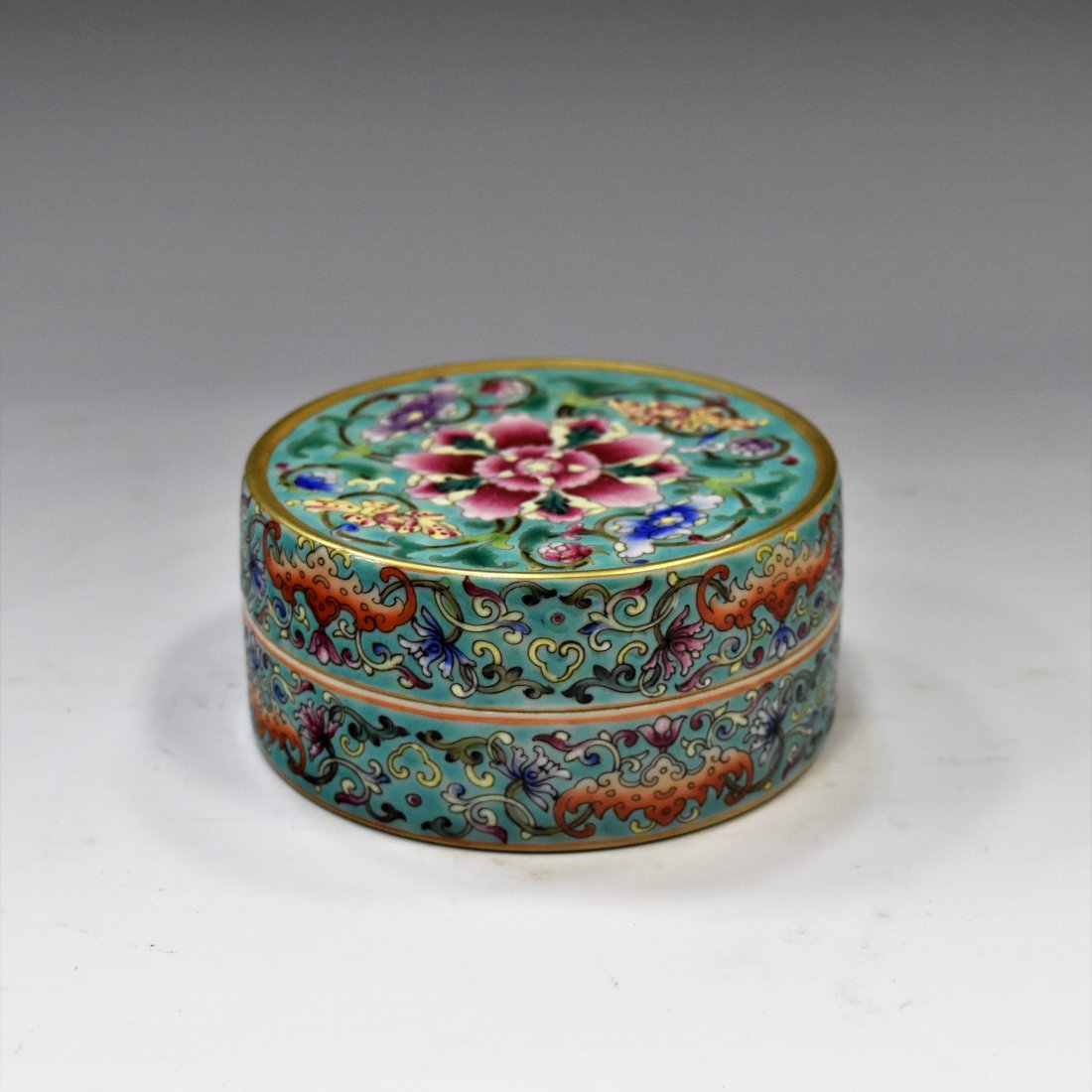 FAMILLE ROSE ROUND PORCELAIN TRINKET BOX (1 of 7)