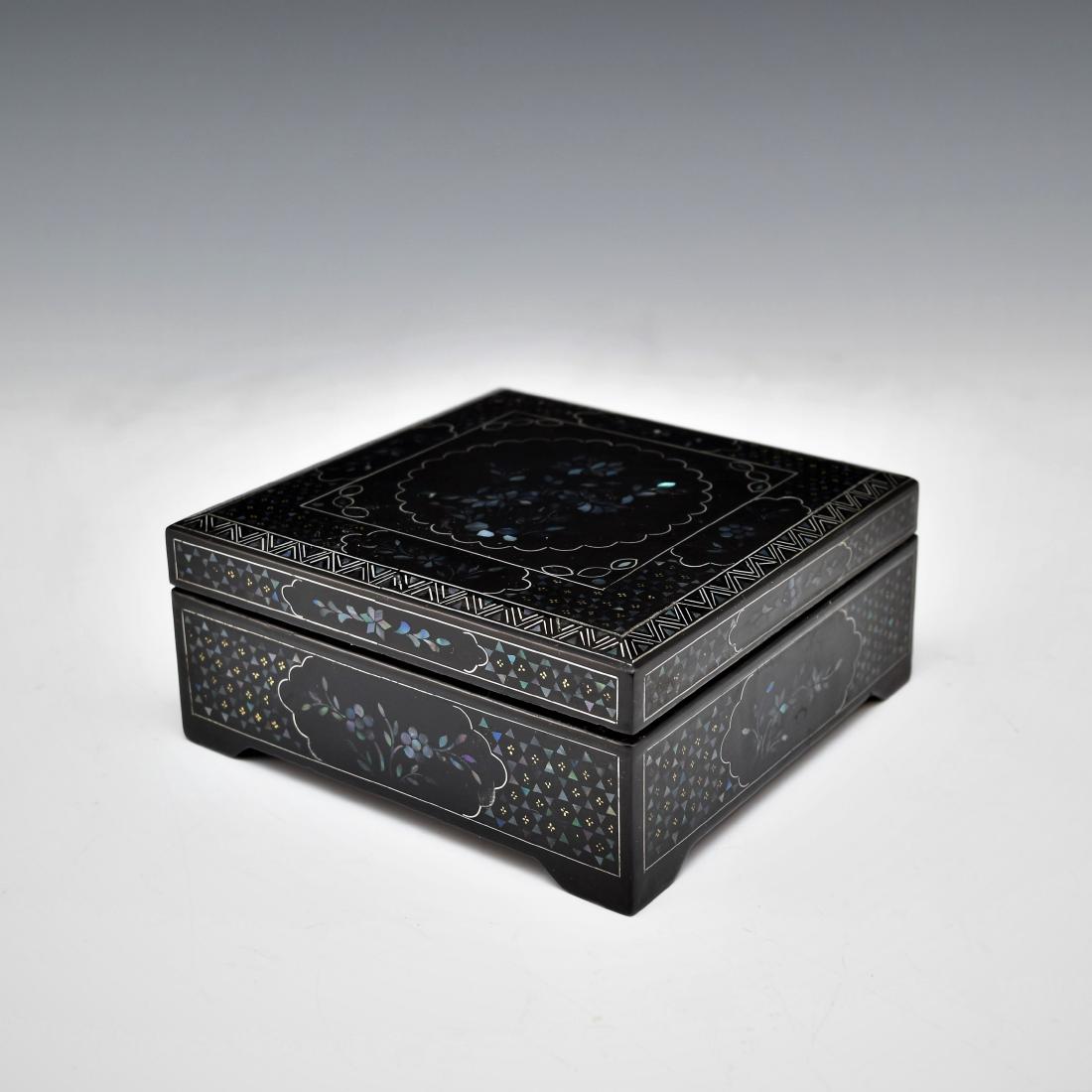 MOTHER OF PEARLS INLAID EBONY LACQUERED BOX: A antique Chinese fruit box crafted In form of square shape. The exterior decorated with mother of pearls inlaid with various geometrical patterns and floral motifs within cartouches against ebony lac