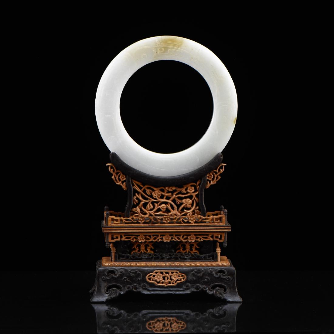 COIN SHAPE CARVED JADE TABLE SCREEN (1 of 8)