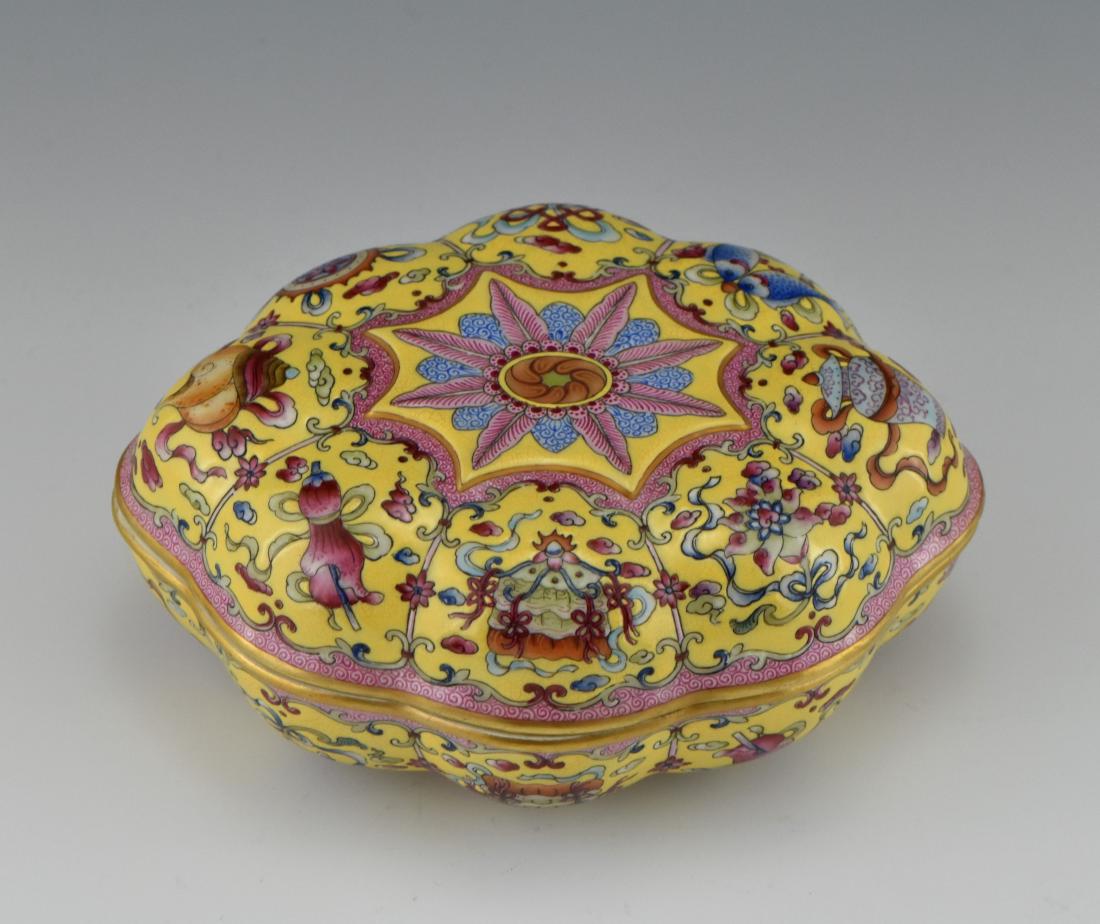 FLORAL SHAPE FAMILLE ROSE PORCELAIN TRINKET BOX (1 of 11)