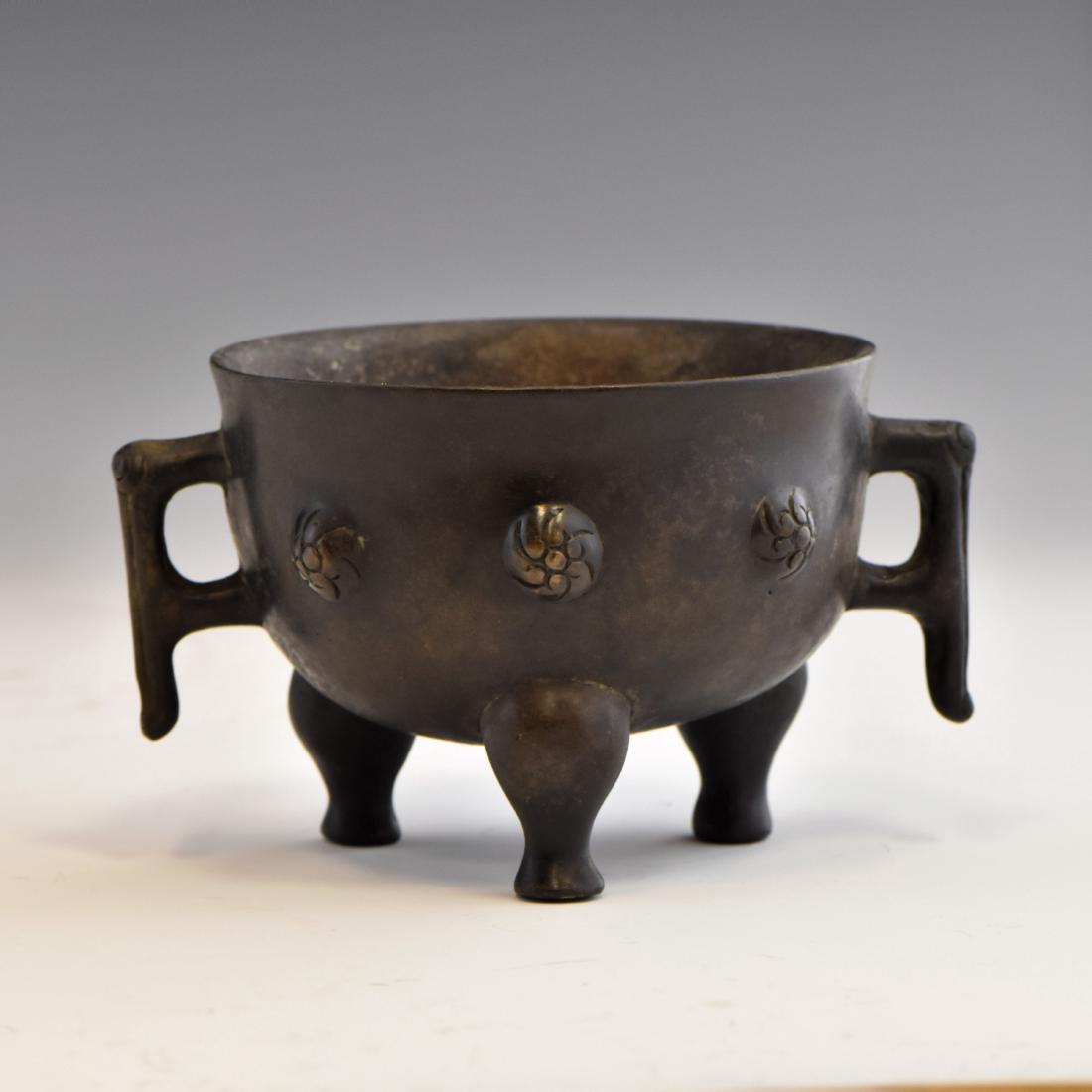 ANTIQUE CHINESE BRONZE TRIPOD CENSER (1 of 8)
