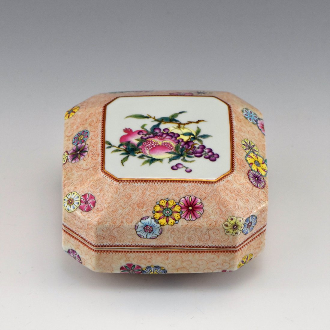 FAMILLE ROSE OCTAGONAL PORCELAIN COVERED BOX (1 of 10)