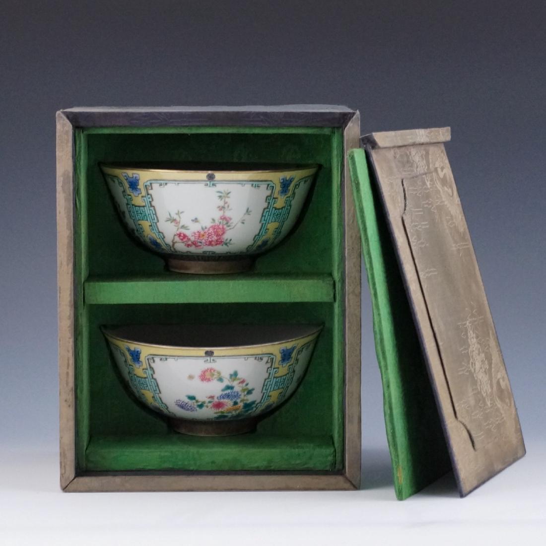 18/19TH C PAIR FAMILLE ROSE DRAGON OPEN FACE BOWLS (1 of 10)