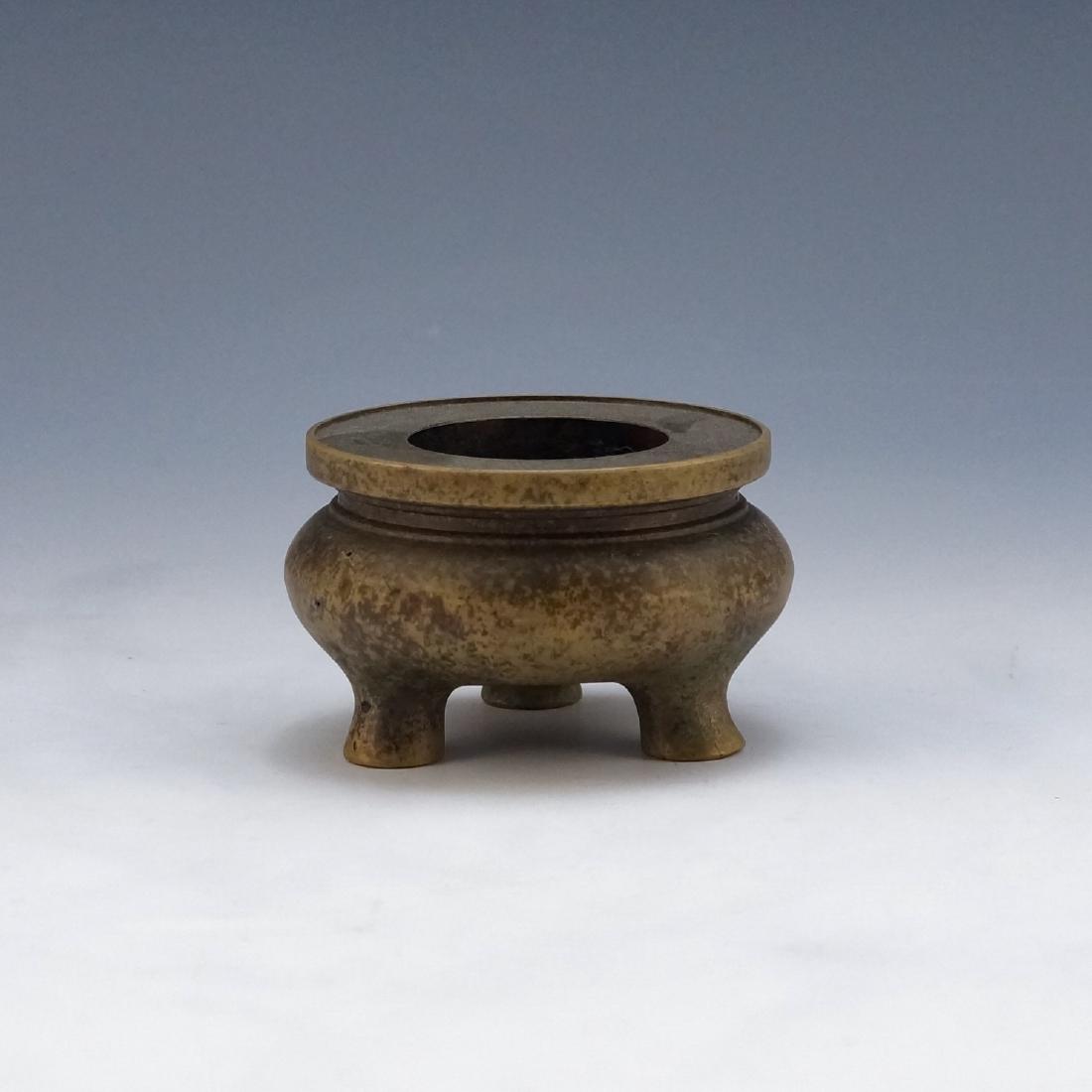 ANTIQUE CHINESE BRONZE TRIPOD CENSER (1 of 10)