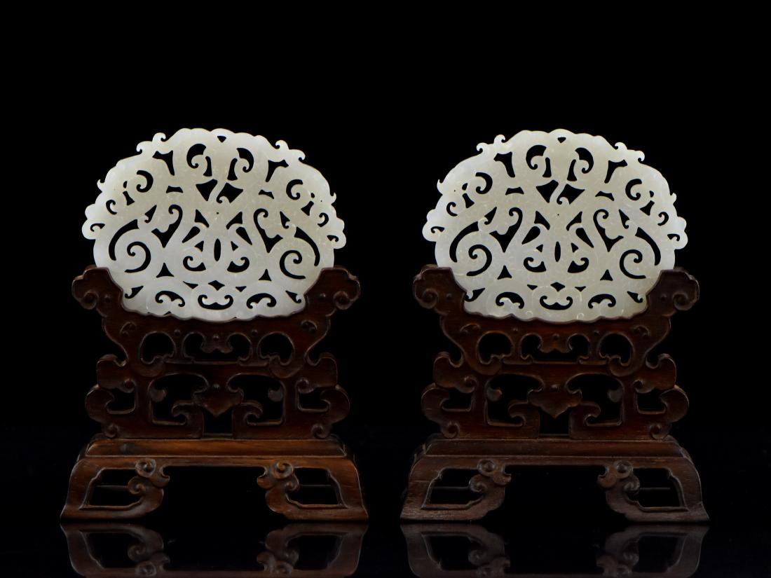 PAIR OF DOUBLE DRAGONS WHITE JADE TABLE SCREENS (1 of 8)