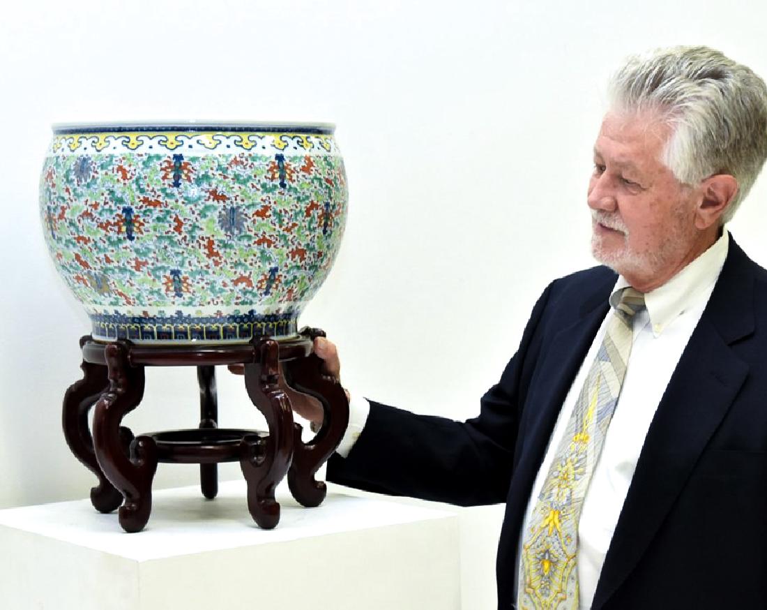 QIANLONG DOUCAI PLANT POT ON STAND (1 of 10)