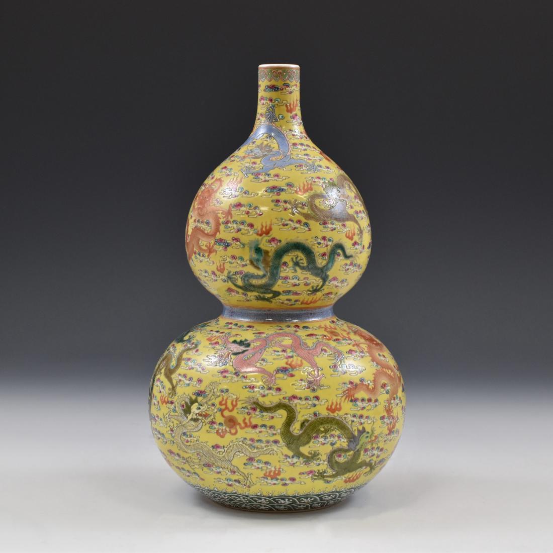 FINE FAMILLE JAUNE DRAGONS DOUBLE GOURD VASE (1 of 7)