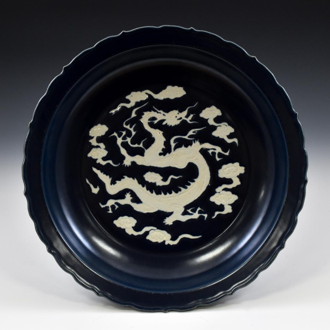 MAGNIFICENT MING REVERSED BLUE BARBED RIM DRAGON PLATE (1 of 8)