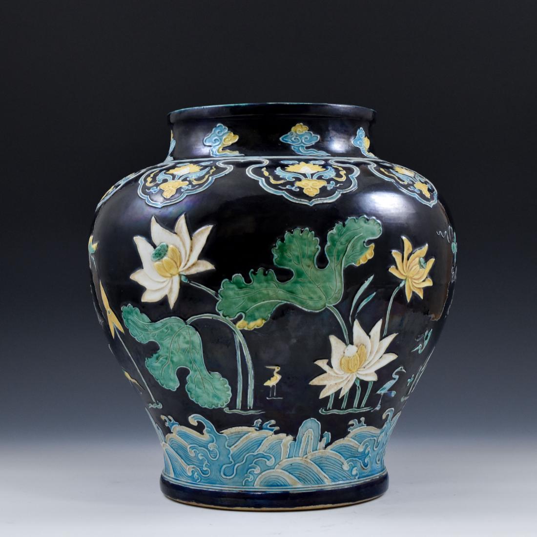 RARE LARGE MING FAHUA CAI PORCELAIN JAR: RARE Ming Dynasty Chinese large wine jar. The thick potted Chinese porcelain jar having bulbous body to the rounded shoulder, short neck to wide opening, with flat base. The exterior hand painted in u