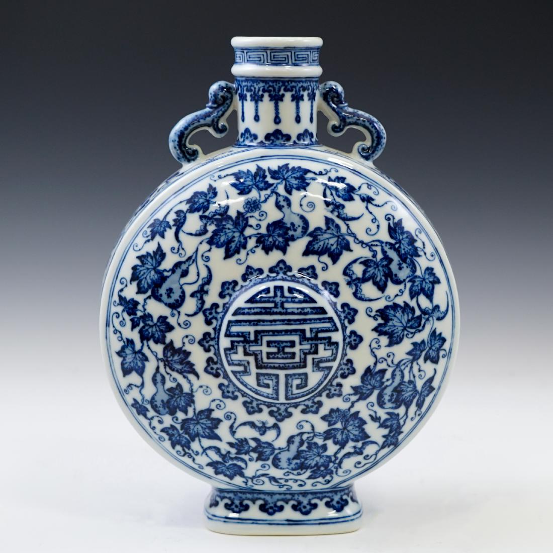 VERY FINE QIANLONG BLUE AND WHITE PORCELAIN MOON FLASK (1 of 18)