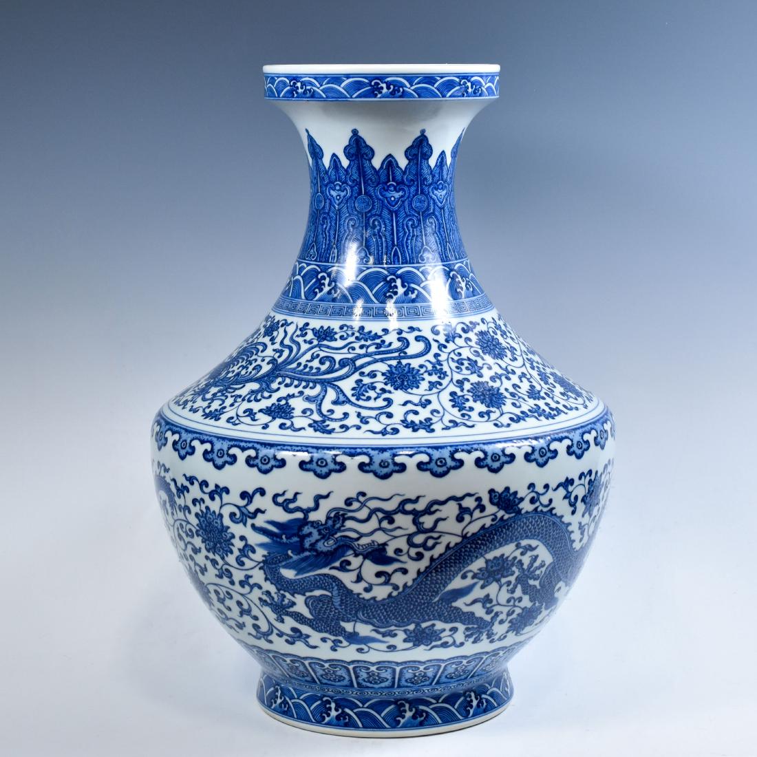 LARGE CHINESE BLUE & WHITE DRAGON LOTUS ARROW VASE (1 of 10)