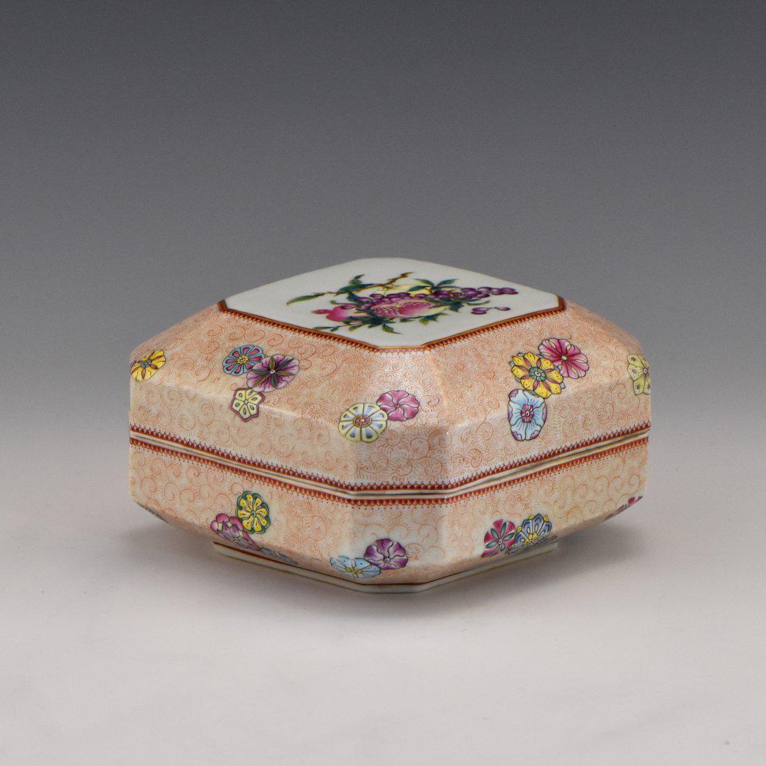 FAMILLE ROSE OCTAGONAL PORCELAIN COVERED BOX (1 of 9)
