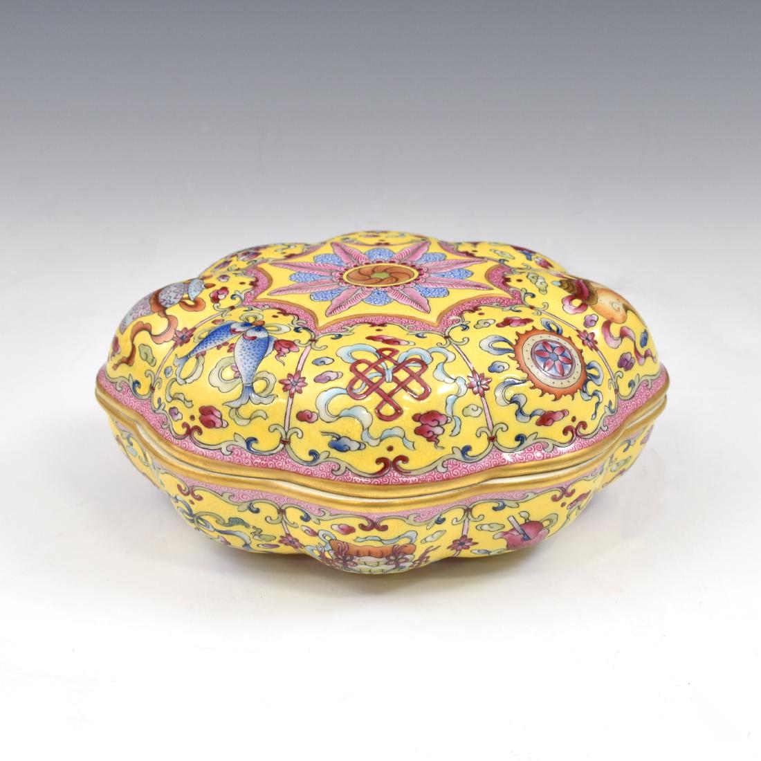 FLORAL SHAPE FAMILLE ROSE PORCELAIN TRINKET BOX (1 of 10)