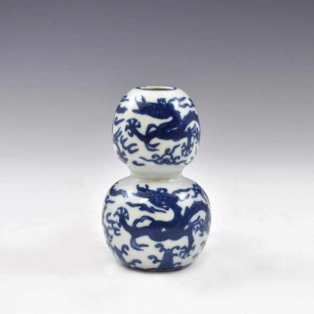WANLI BLUE & WHITE DOUBLE GOURD VASE: Chinese Wanli blue and white porcelain Huluping vase. Double gourd resemblance, two bulbous section with narrow opening mouth. The bottom forms a substantial ring-base with a flat offset face. Decorat
