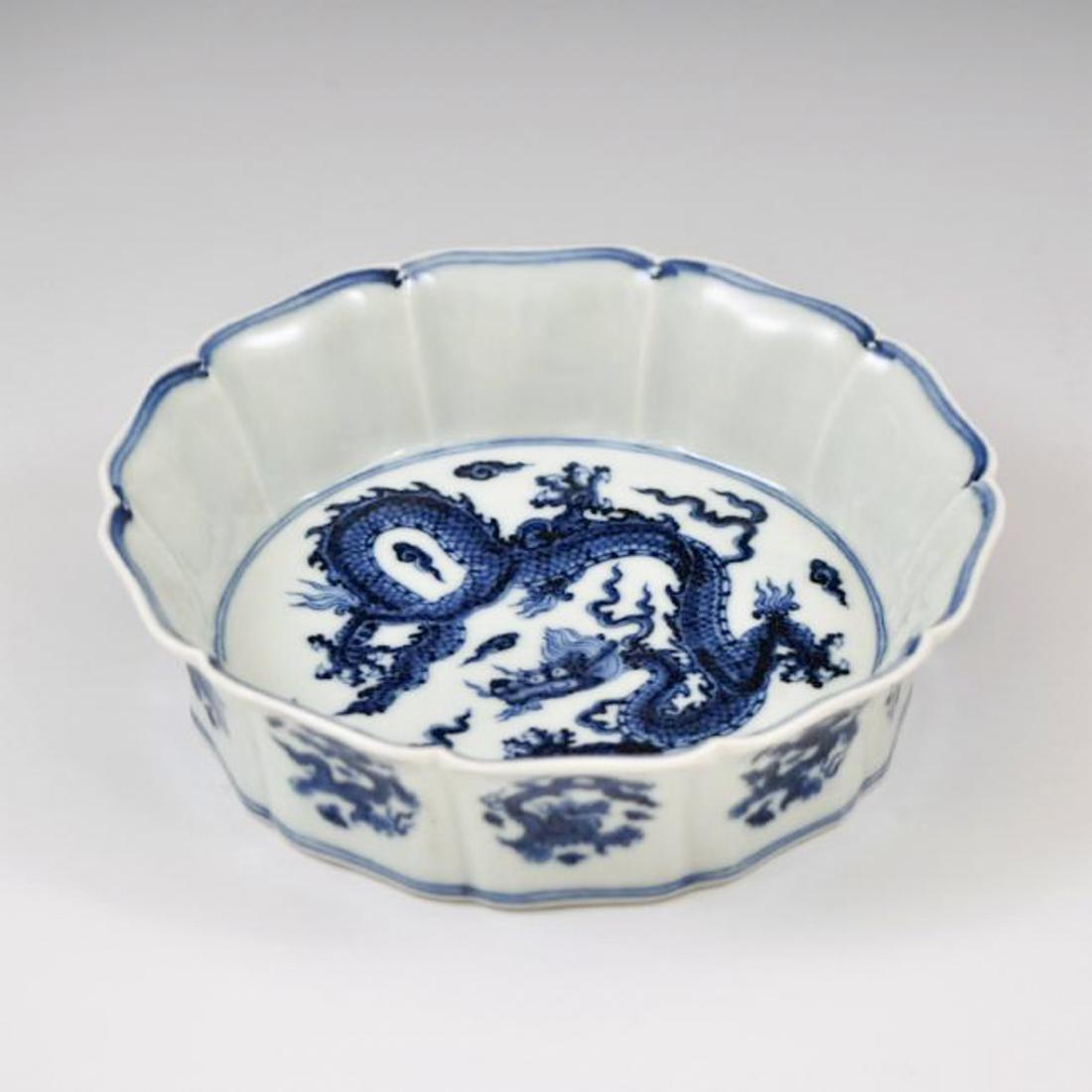 MING XUANDE BLUE & WHITE DRAGON FLORI-FORM PETAL BOWL: Ming Dynasty, XuanDe reign period, Chinese porcelain potted with flori-form rim, with waisted side everted from flat and wide broad octagonal flori-form lobed petal cavetto. The interior hand painted 