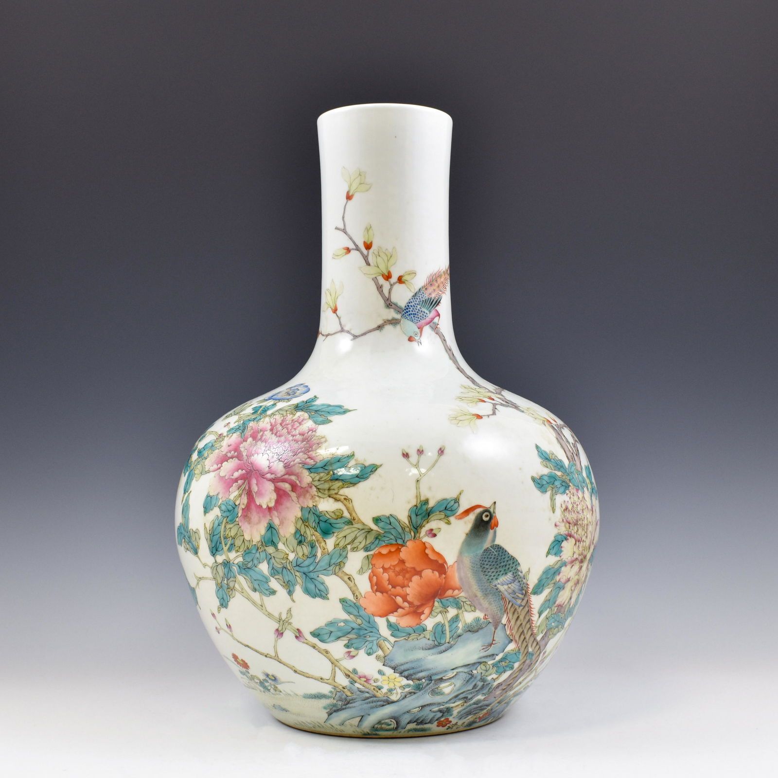 QIANLONG FAMILLE ROSE REWARD VASE (1 of 12)