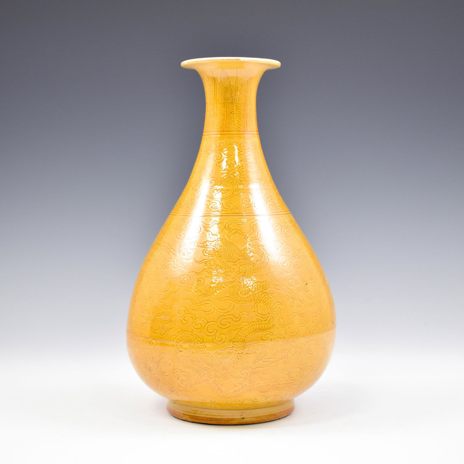 MING FAMILLE JAUNE SGRAFITTO DRAGON PEAR VASE (1 of 12)
