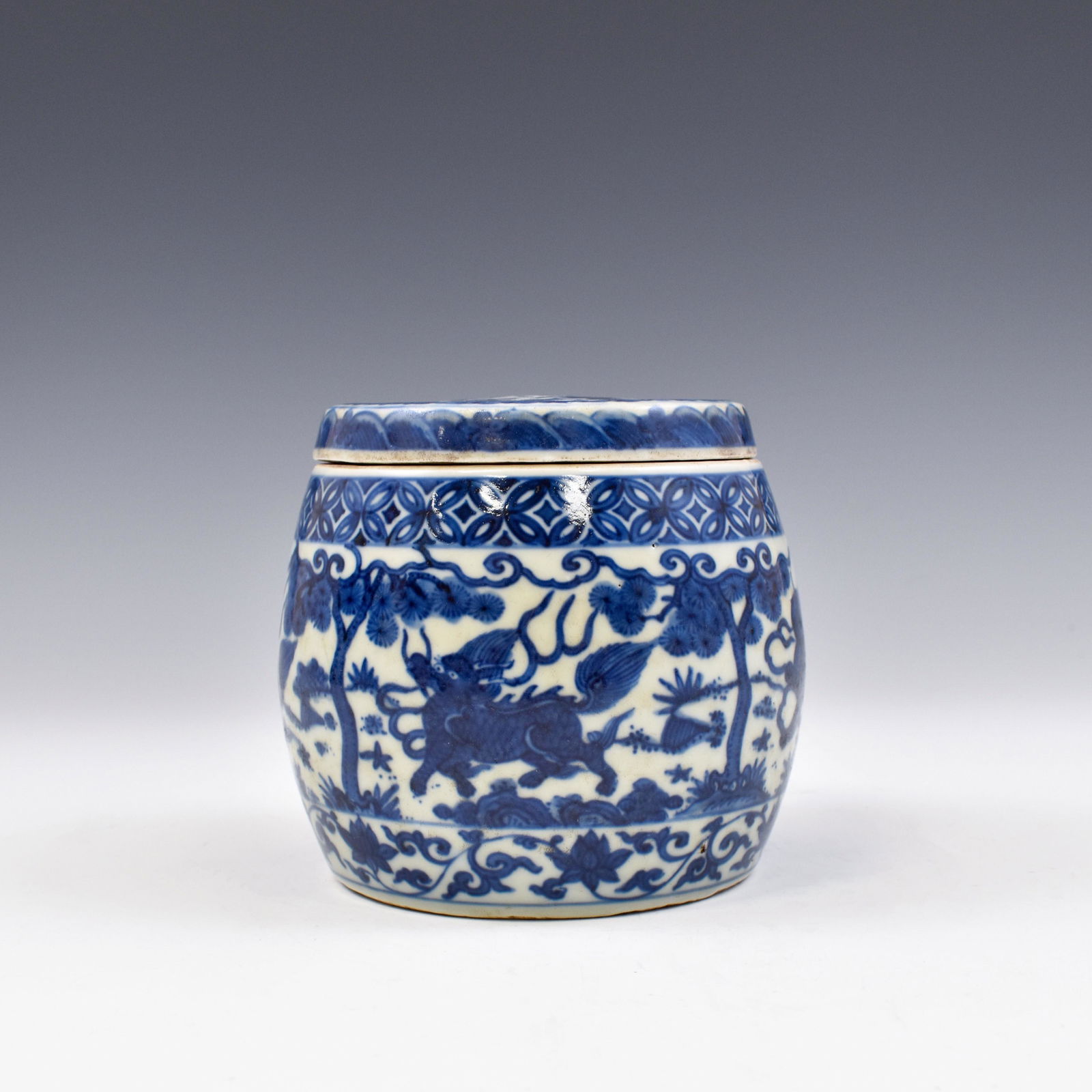 MING WANLI BLUE AND WHITE LIDDED JAR (1 of 10)