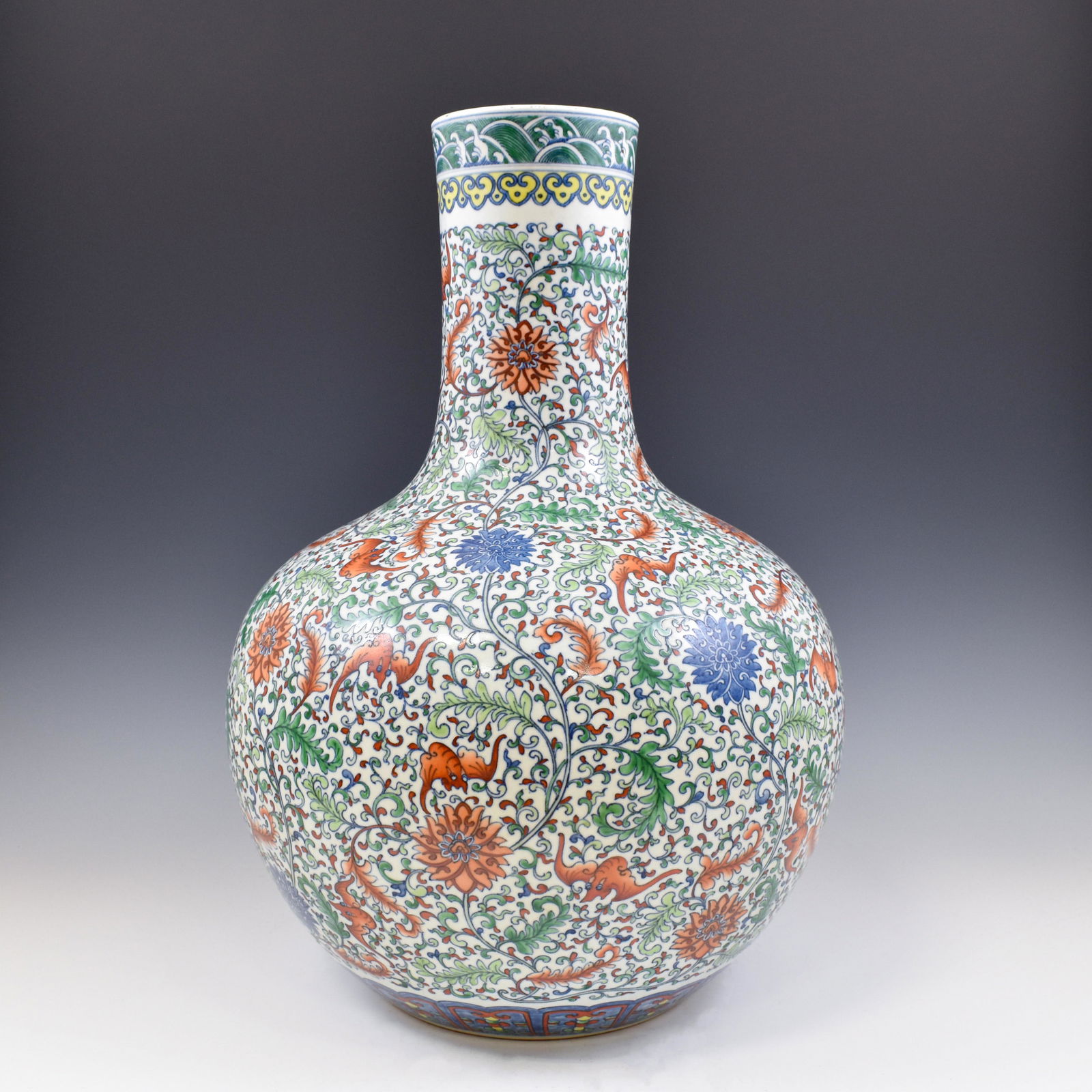 QIANLONG FU BATS WRAPPED FLORAL REWARD VASE (1 of 11)