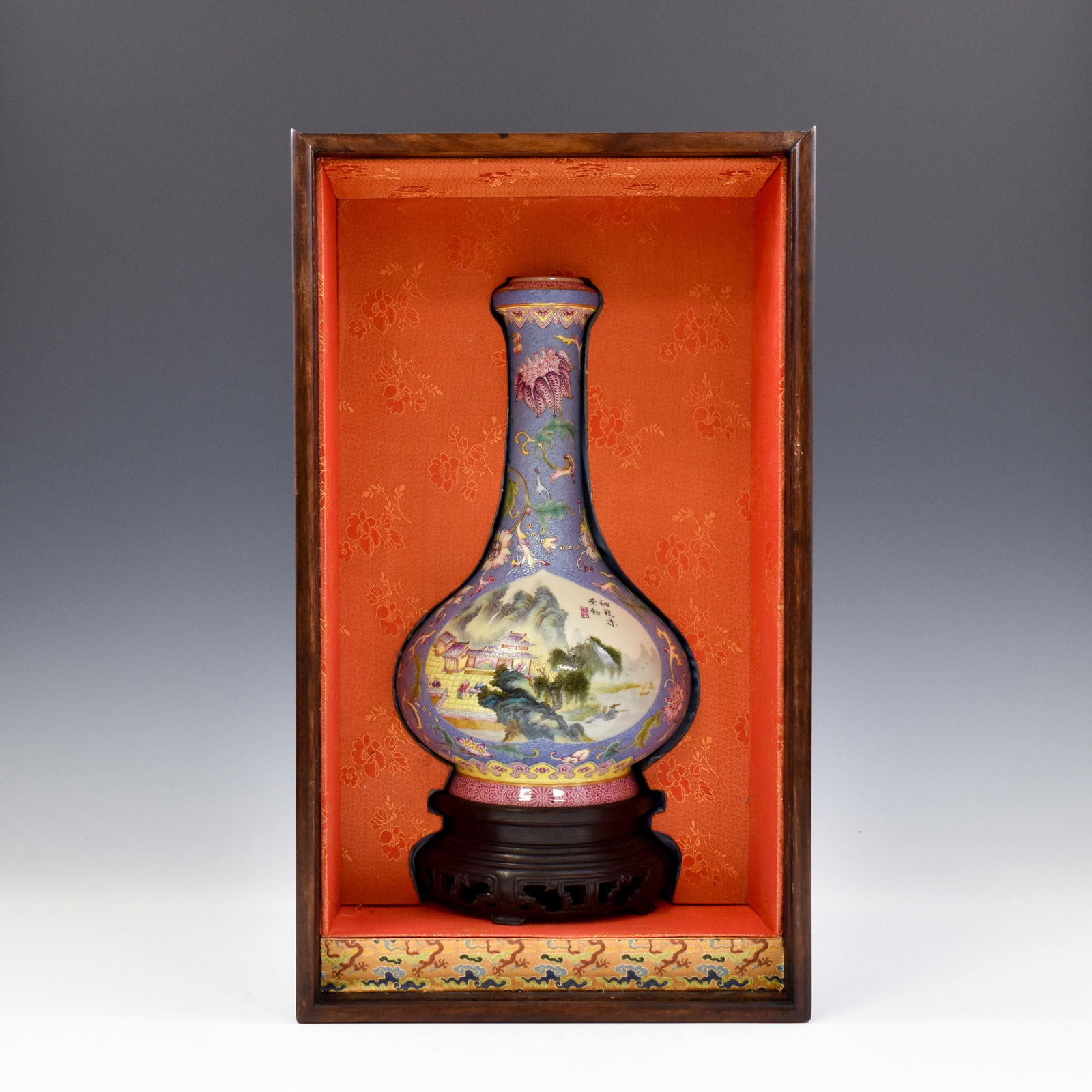 YONGZHENG OPEN FACE REWARD VASE IN WOODEN BOX (1 of 10)
