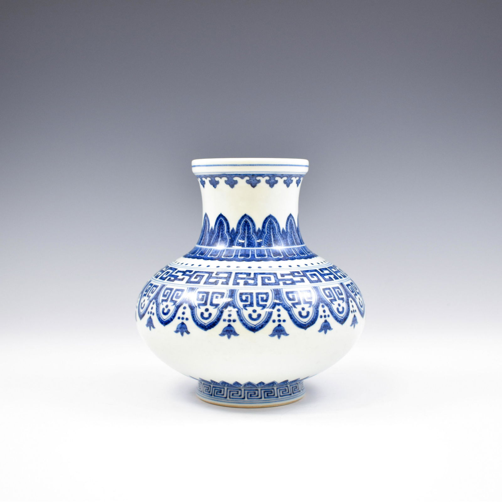 QIANLONG RUYI PATTERNED ZUN VASE (1 of 10)