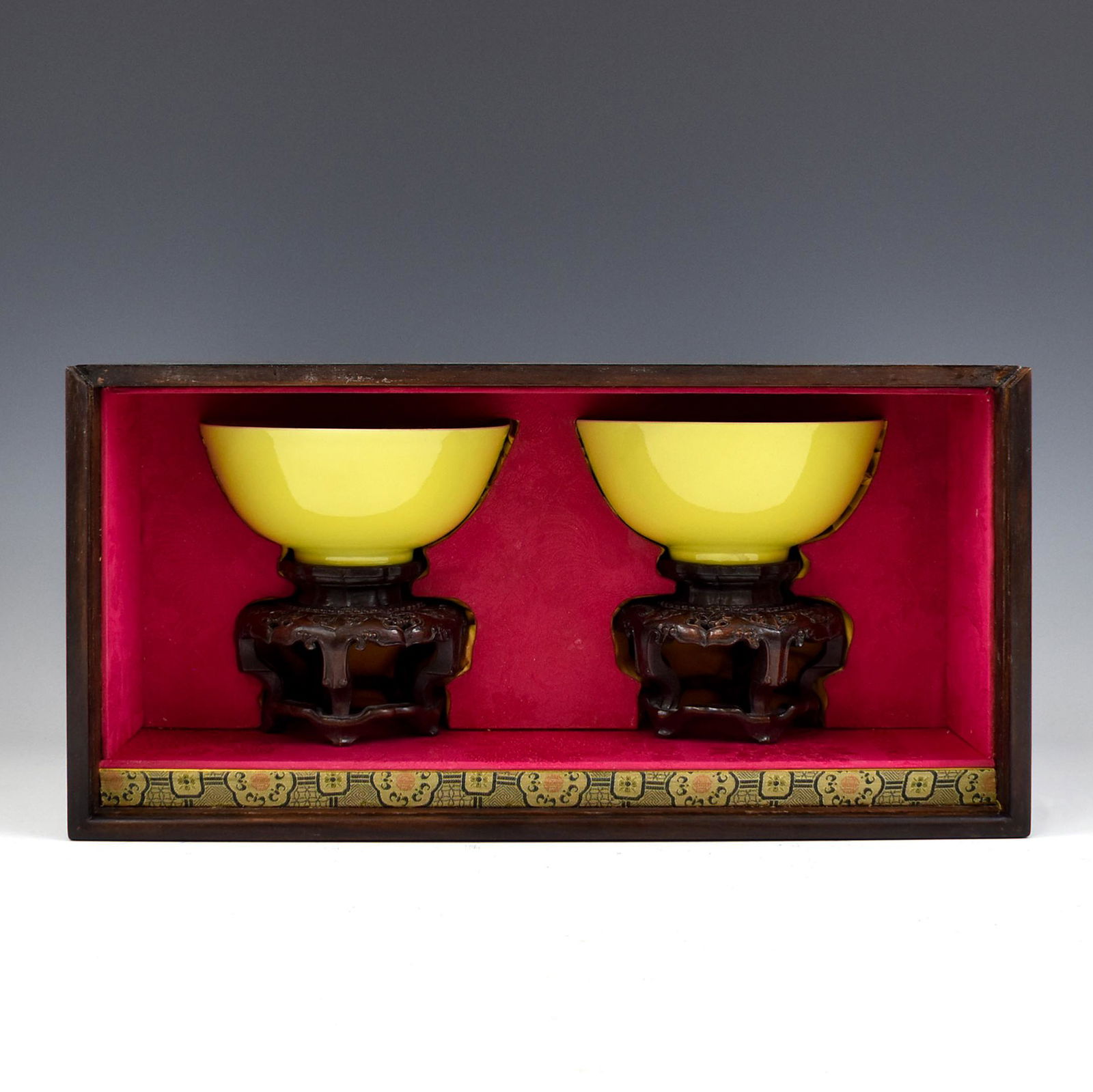 PAIR OF QIANLONG FAMILLE JAUNE MONOCHROME BOWLS IN BOX (1 of 16)
