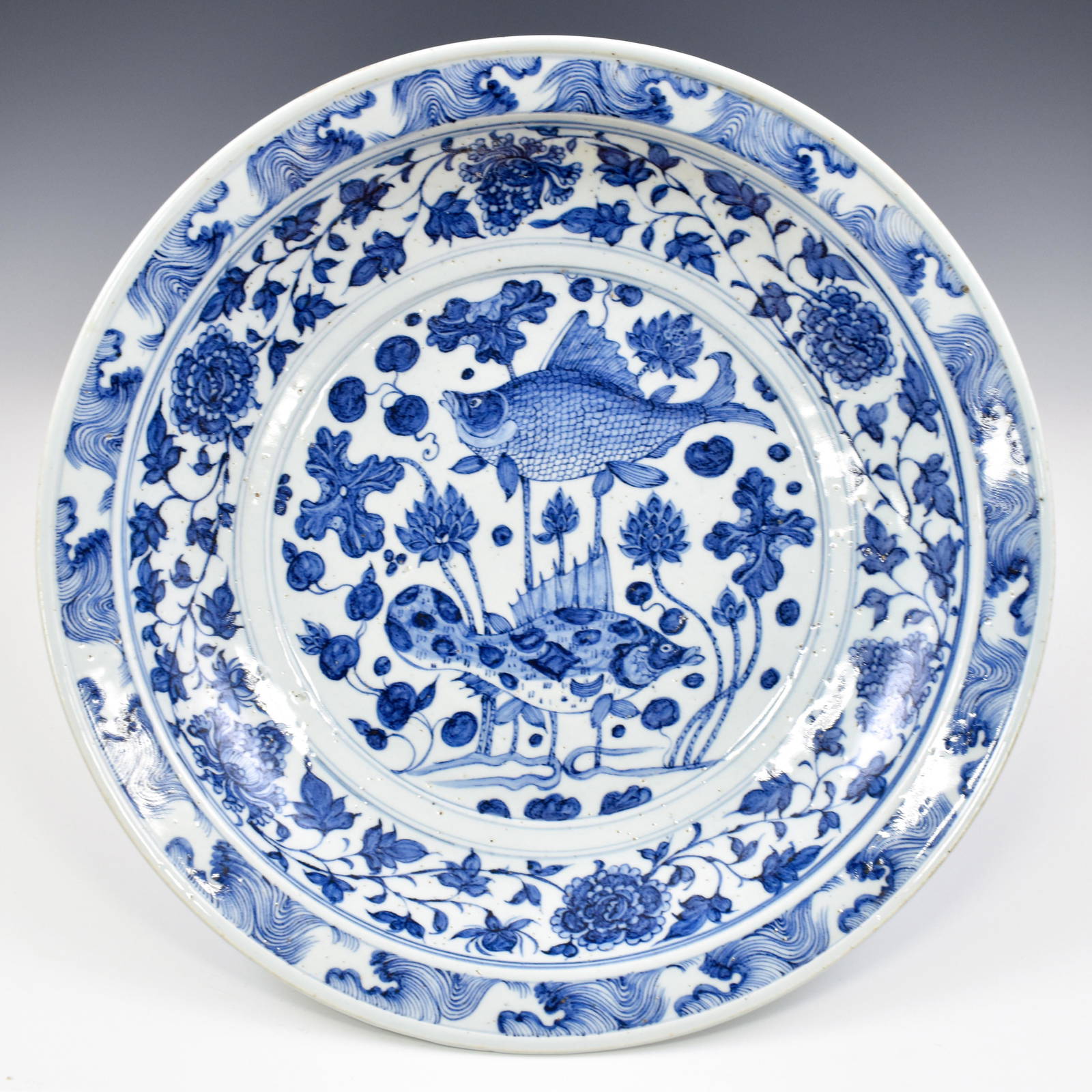 YUAN BLUE AND WHITE CARP CHARGER