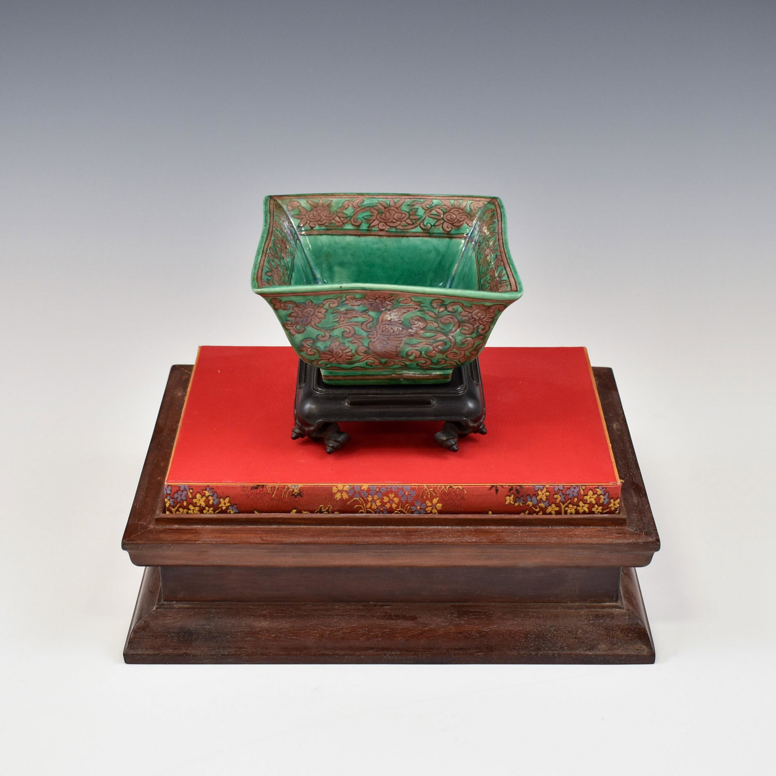 MING JIAJING ZHADOU VASE ON STAND: Chinese Ming Dynasty square porcelain zhadou vase. Sturdily potted in a squared body, steep sides supporting the flared rim further to the wide opening, raised on splayed foot base. The rim and foot b