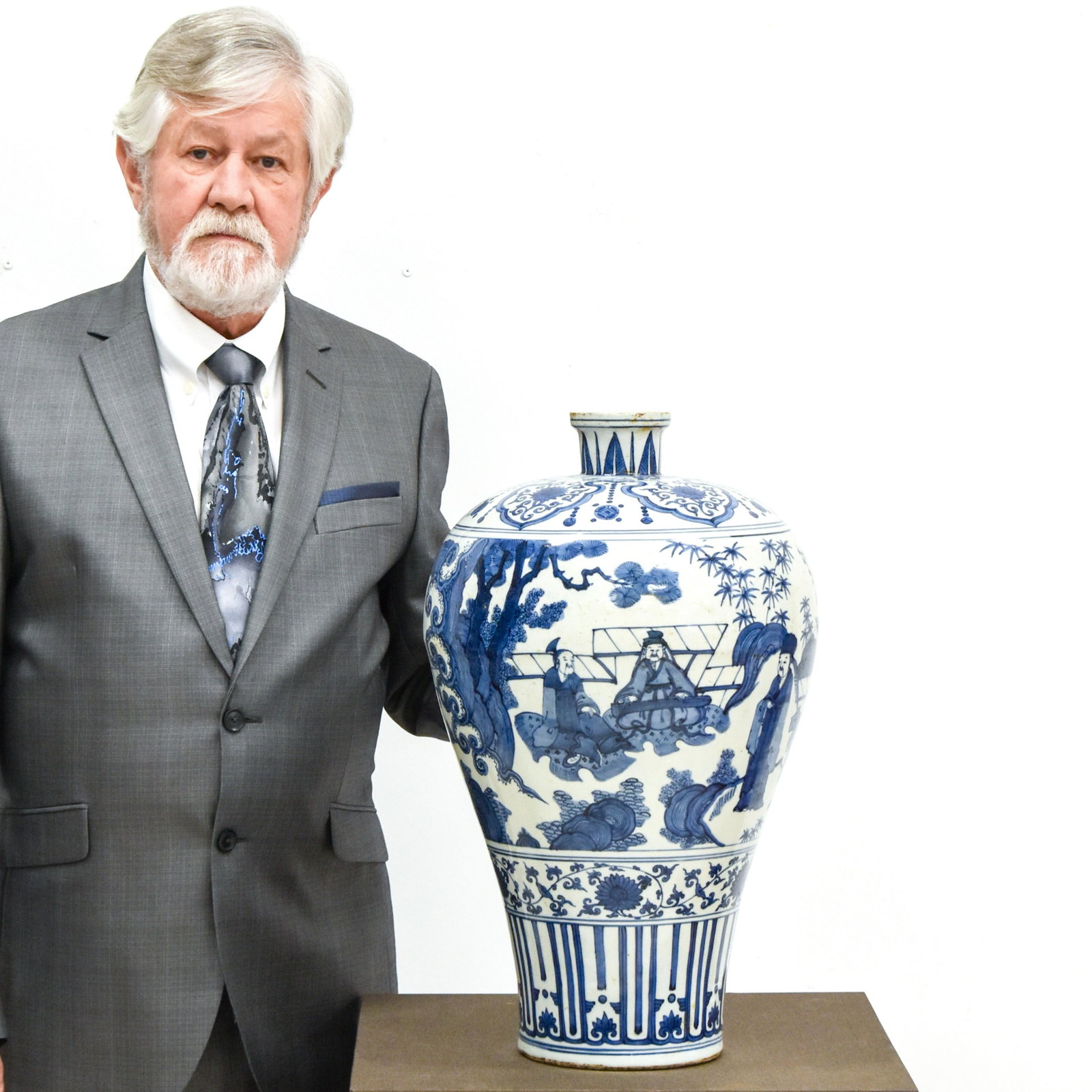 MING WANLI BLUE & WHITE FIGURATIVE MEIPING JAR: Chinese Ming Dynasty Period, Wanli blue & white figurative motif porcelain meiping jar. The porcelain shaped into a traditional Meiping form, large, thick and tall potted, wide body on shoulder, slend