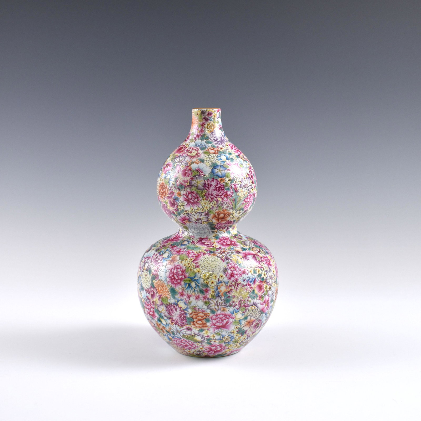 Qing mille Fleur porcelain double gourd vase: Dimensions: 8-3/4" H x 5-5/8" Dia. PROVENANCE: From Private estate collections of Jullias Phillips (1923 - 2017), Marietta, Georgia. When WWII started, Jullias worked at the Charleston Navy Yard helpi