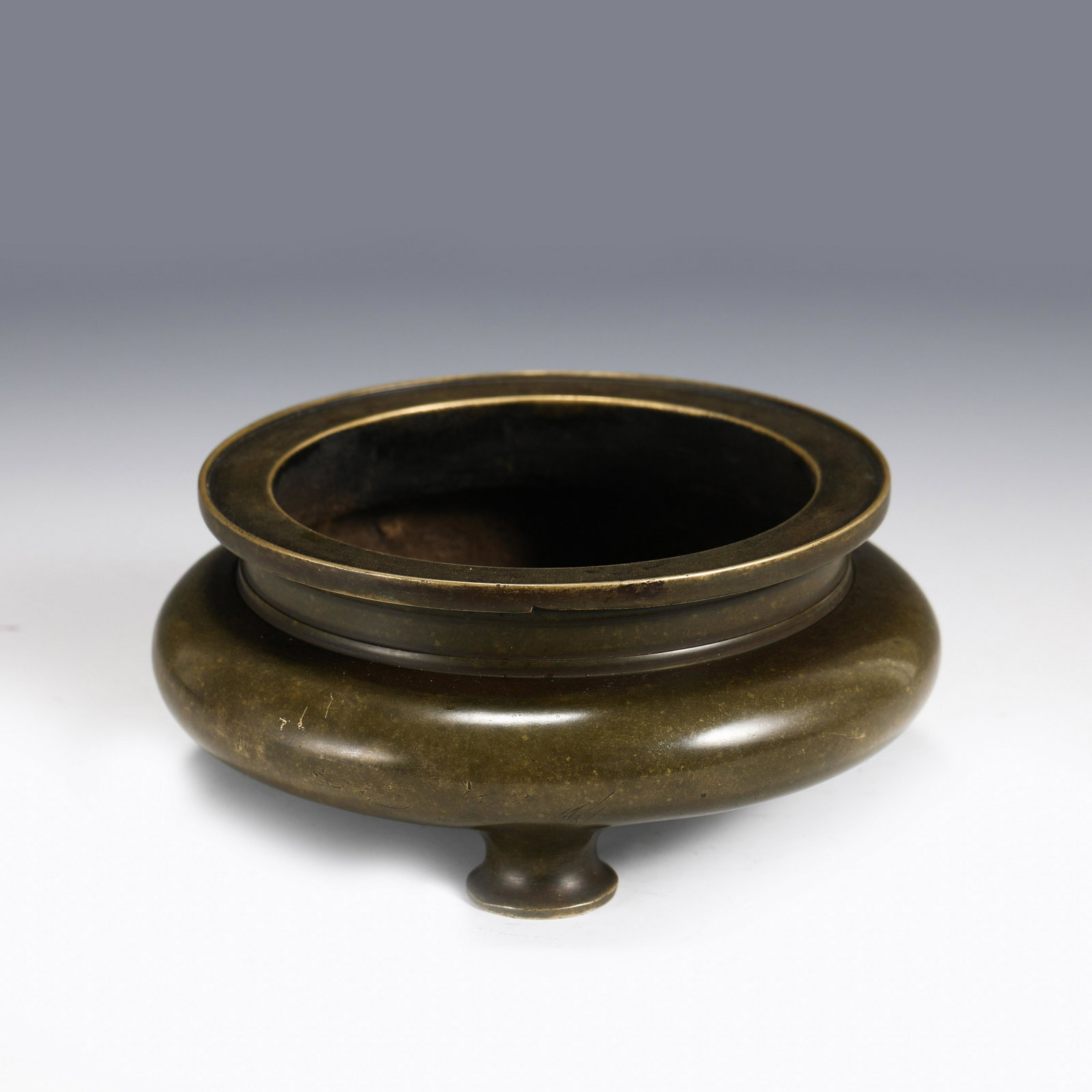 XUANDE BRONZE TRIPOD CENSER: Dimensions (cm): Diameter: 15 Height: 8 Weight (gram): 1370 Chinese Ming Dynasty Period Bronze Tripod Censer. This incense burner has a round flaring mouth lip, short neck, bulging belly and raised on