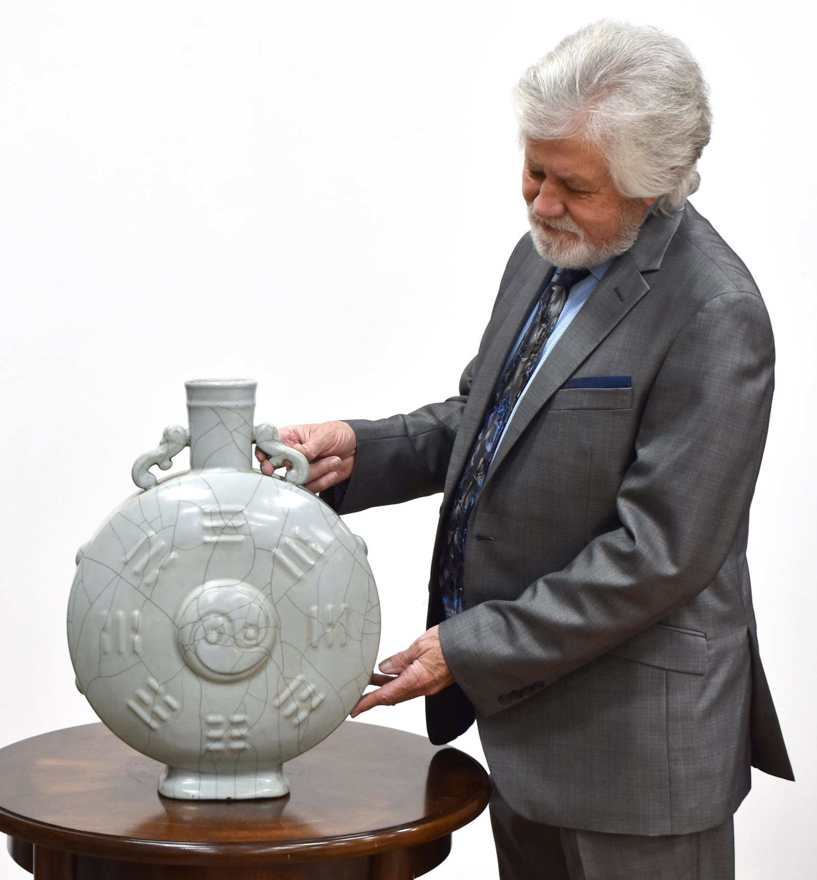 YONGZHENG CELADON CRACKLE GLAZED AMPHORA MOON VASE: PROVENANCE: From the Collections of Henry Windermere (1932- 2018) Covington, Georgia, served US Army for more than 28 years, retiring as a colonel. His received many military medals. He then became We